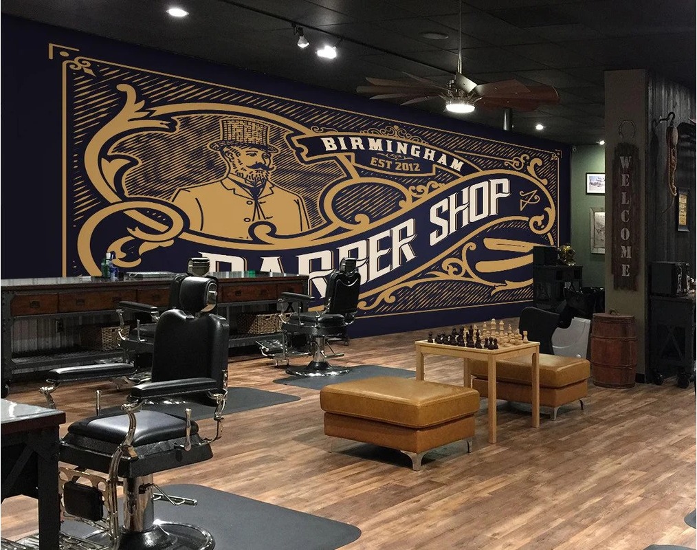 Topao barber prostor sa stolicama, drvenim podom i prostorom za odmor